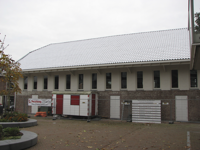 906071 Gezicht op de zijgevel het pand Anthoniedijk 80 te Utrecht dat gerestaureerd wordt. Het gebouw wordt verbouwd ...